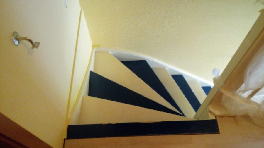 Deckend lackierte Holztreppe abgeschliffen, Trittstufen farblos lackiert sowie Setzstufen und Wangen weiß lackiert