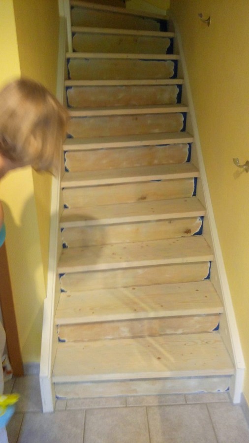 Deckend lackierte Holztreppe abgeschliffen, Trittstufen farblos lackiert sowie Setzstufen und Wangen weiß lackiert