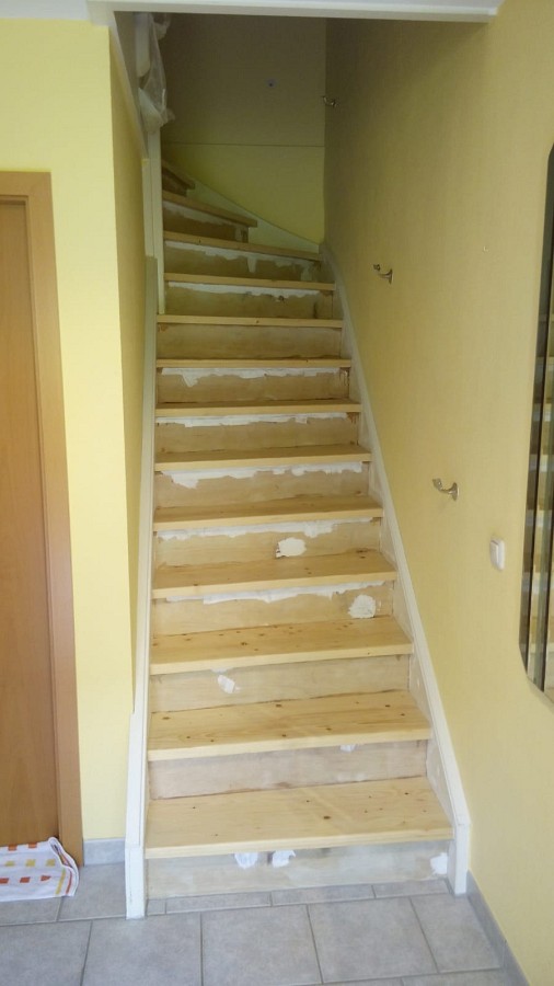 Deckend lackierte Holztreppe abgeschliffen, Trittstufen farblos lackiert sowie Setzstufen und Wangen weiß lackiert