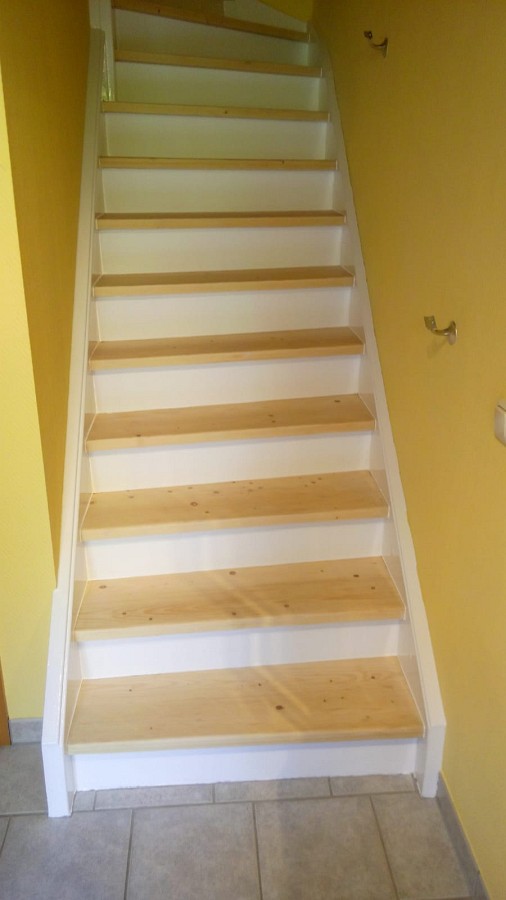 Deckend lackierte Holztreppe abgeschliffen, Trittstufen farblos lackiert sowie Setzstufen und Wangen weiß lackiert