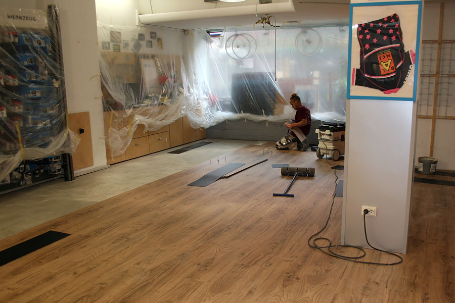 Fußbodenerneuerung 350m² Fahrradladen Bochum: Von der Untergrundvorbereitung bis zum fertigen PVC-Designbelag 8