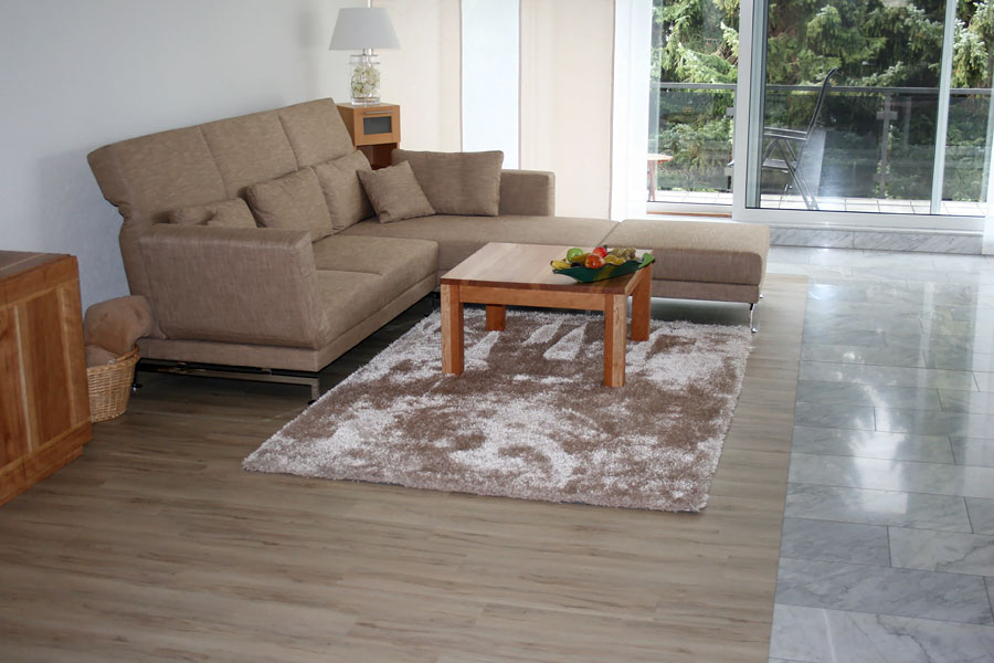 Heller Wohnraum mit hochwertigem Designboden verlegt