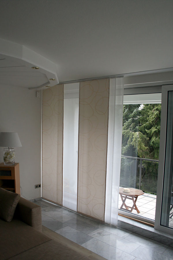 Gestaltung in einer Eigentumswohnung von Wände, Fensterdekorationen und Designbelag in Olivenholzoptik