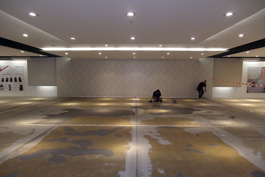 Großflächensanierung 3000m²: Verlegung von Designboden nach Wasserschaden in Duisburg-02