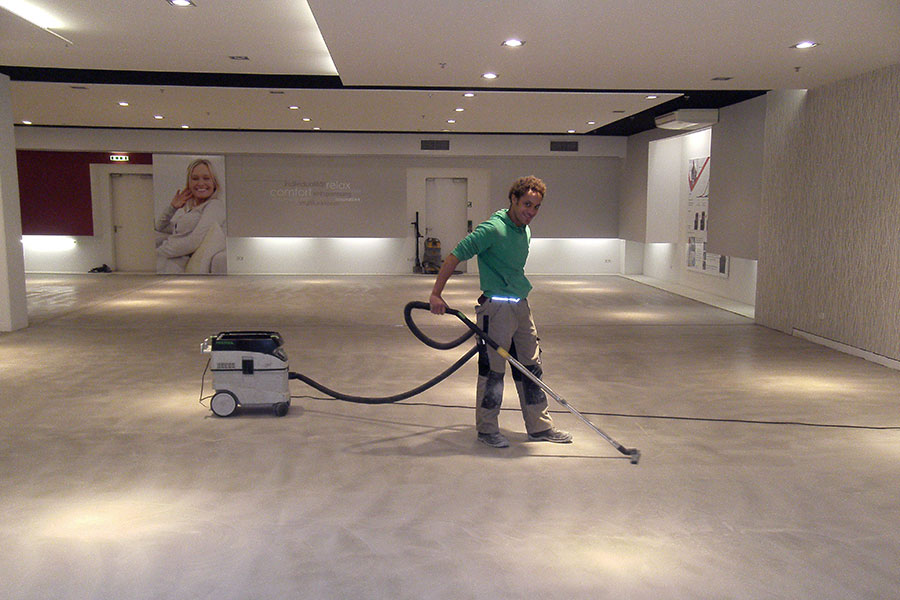 Großflächensanierung 3000m²: Verlegung von Designboden nach Wasserschaden in Duisburg-05