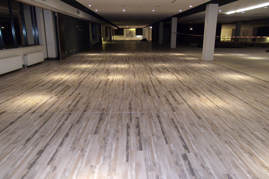 Großflächensanierung 3000m²: Verlegung von Designboden nach Wasserschaden in Duisburg-07