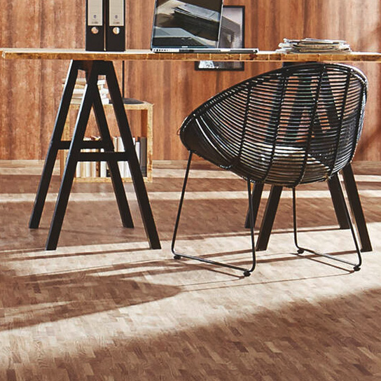 Klassisches Parkett in Fischgrät-Optik für elegantes Wohnen