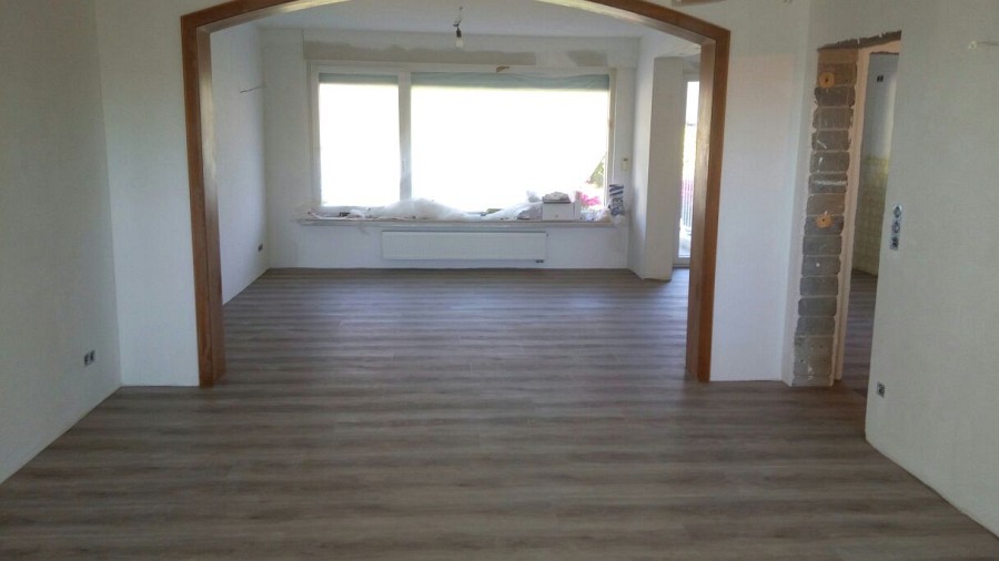 Umfangreiche Estrichinstandsetzung und Verlegung von Vinyl-Designboden im XL-Landhausdielenformat-08