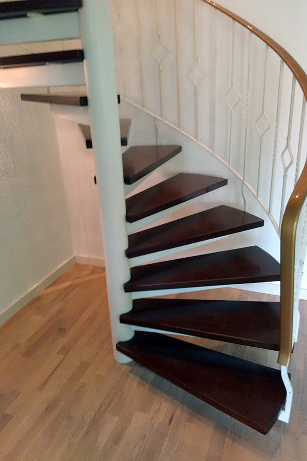 Keramische Fliesen entfernt, entsorgt und Unterboden neu aufbereitet. Parkett Landhausdiele Eiche geölt verlegt inkl. Blockstufe fertigen und Eiche Massivleisten 10 cm hoch montiert.