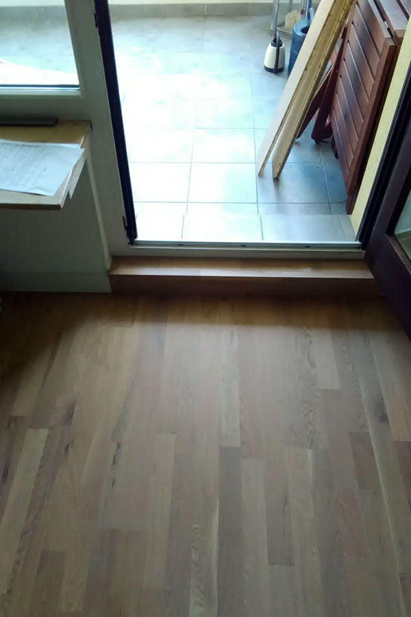 Keramische Fliesen entfernt, entsorgt und Unterboden neu aufbereitet. Parkett Landhausdiele Eiche geölt verlegt inkl. Blockstufe fertigen und Eiche Massivleisten 10 cm hoch montiert.