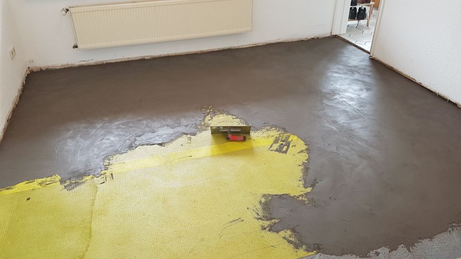 Fachgerechte Verlegung von 22mm massivem Eiche-Parkett im klassischen Fischgrat-Verband inklusive Fußleisten-03