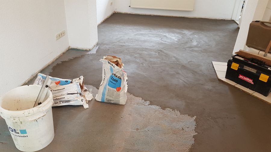 Fachgerechte Verlegung von 22mm massivem Eiche-Parkett im klassischen Fischgrat-Verband inklusive Fußleisten-04