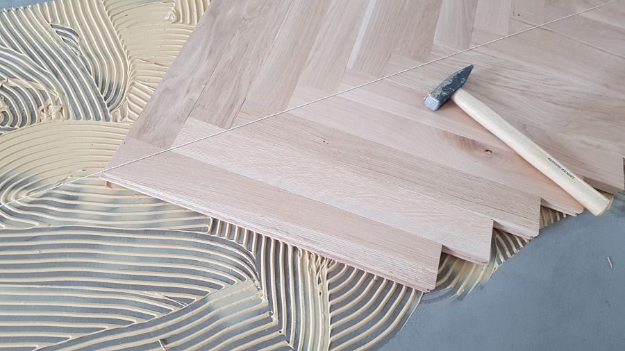 Fachgerechte Verlegung von 22mm massivem Eiche-Parkett im klassischen Fischgrat-Verband inklusive Fußleisten-05