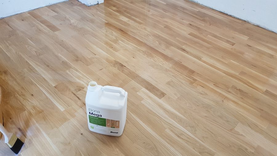 Eiche massiv Parkett, 22mm stark, im Fischgrat Verband verlegt und endbehandelt. Inkl. Fußleistenmontage.