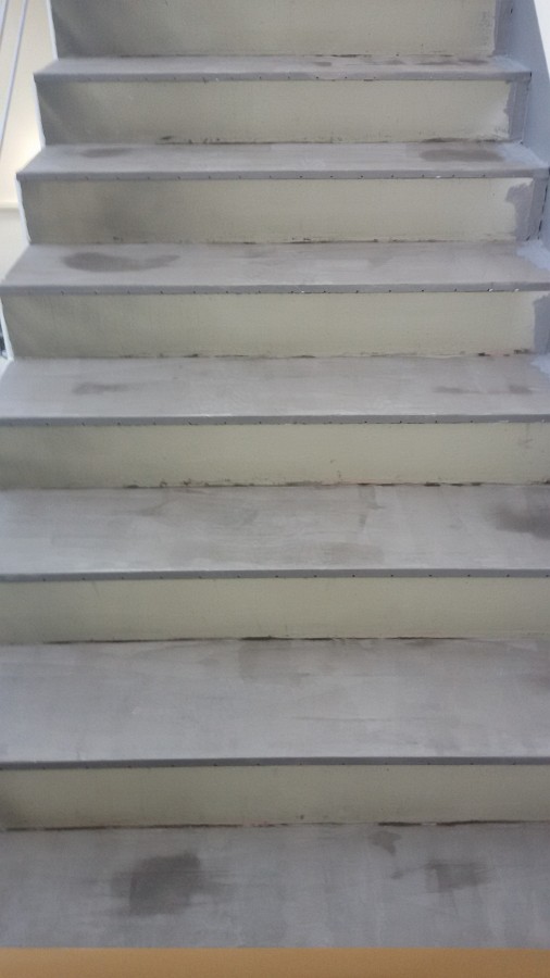 Fluchttreppenhaus Betonstufen mit Kautschukformtreppen überarbeitet