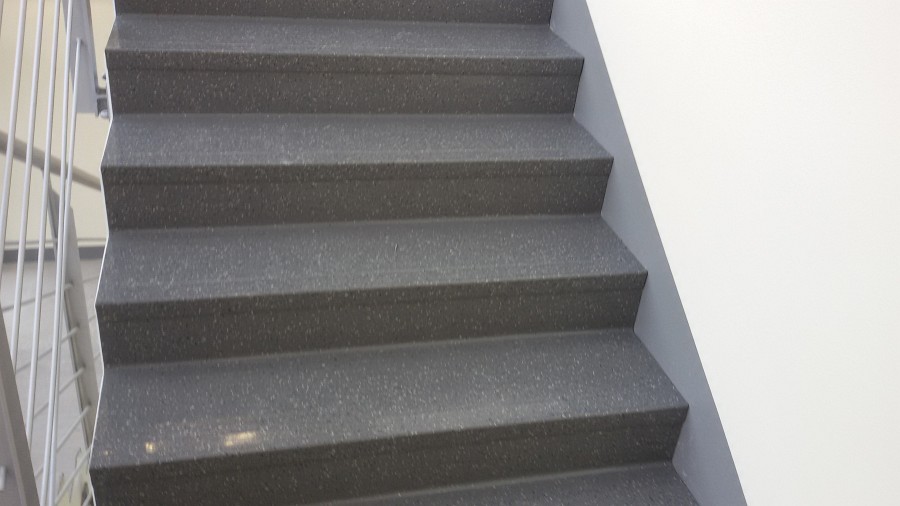 Fluchttreppenhaus Betonstufen mit Kautschukformtreppen überarbeitet
