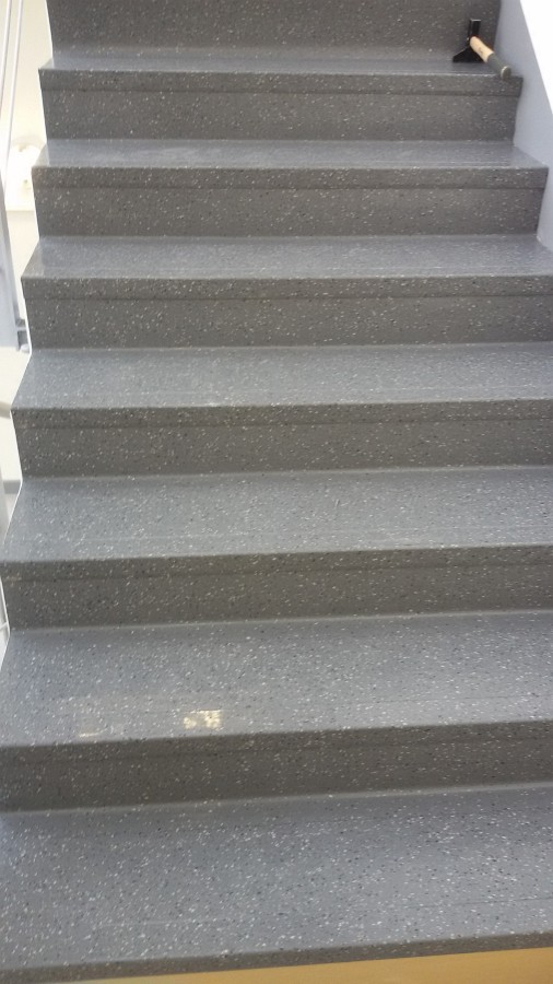 Fluchttreppenhaus Betonstufen mit Kautschukformtreppen überarbeitet