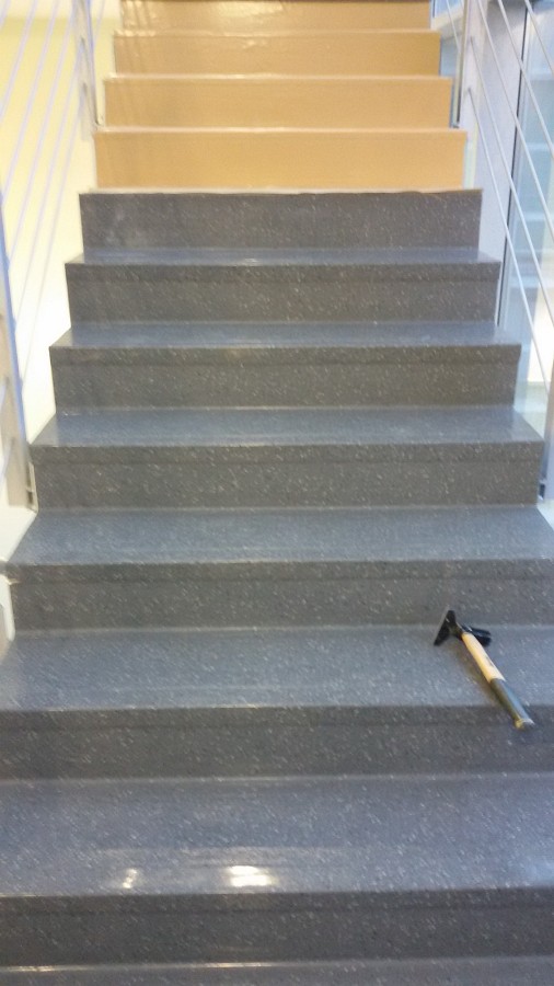 Fluchttreppenhaus Betonstufen mit Kautschukformtreppen überarbeitet