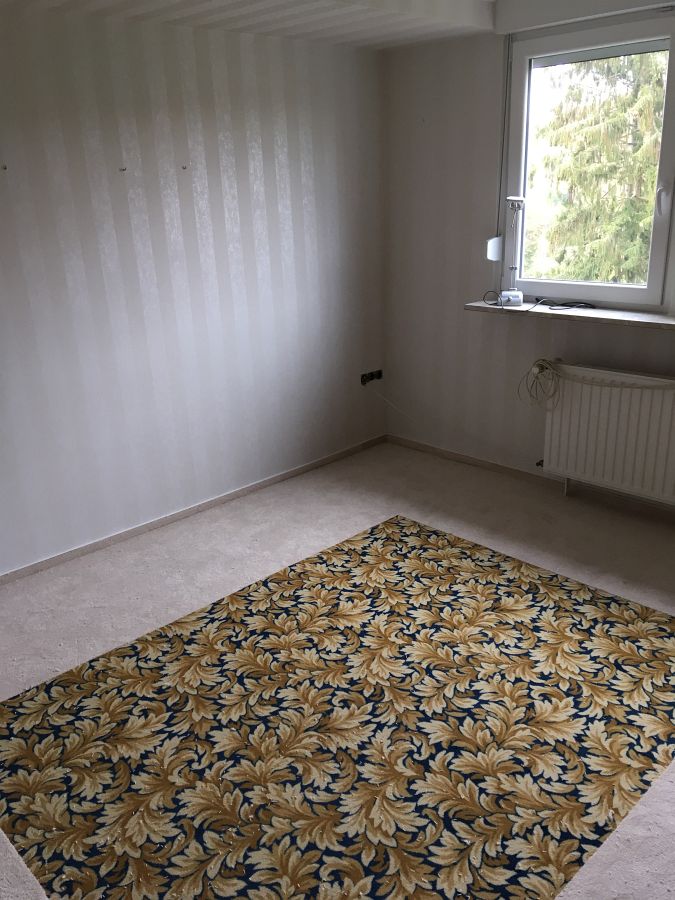 Tapezierarbeiten und gemusterten Teppichboden mit umlaufenden Fries verlegt