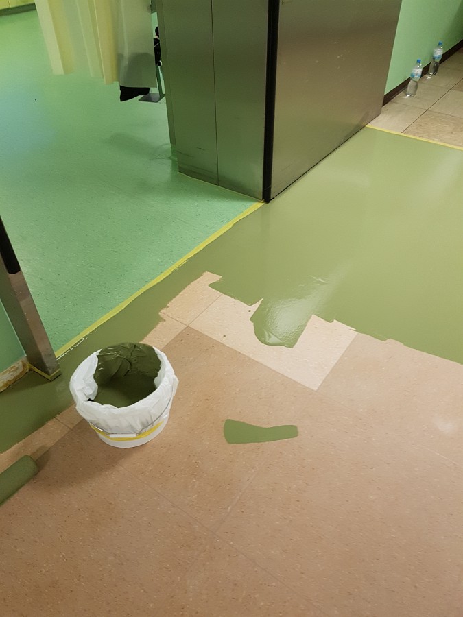 Untergrundvorbereitung und Grundierung für Industrieböden