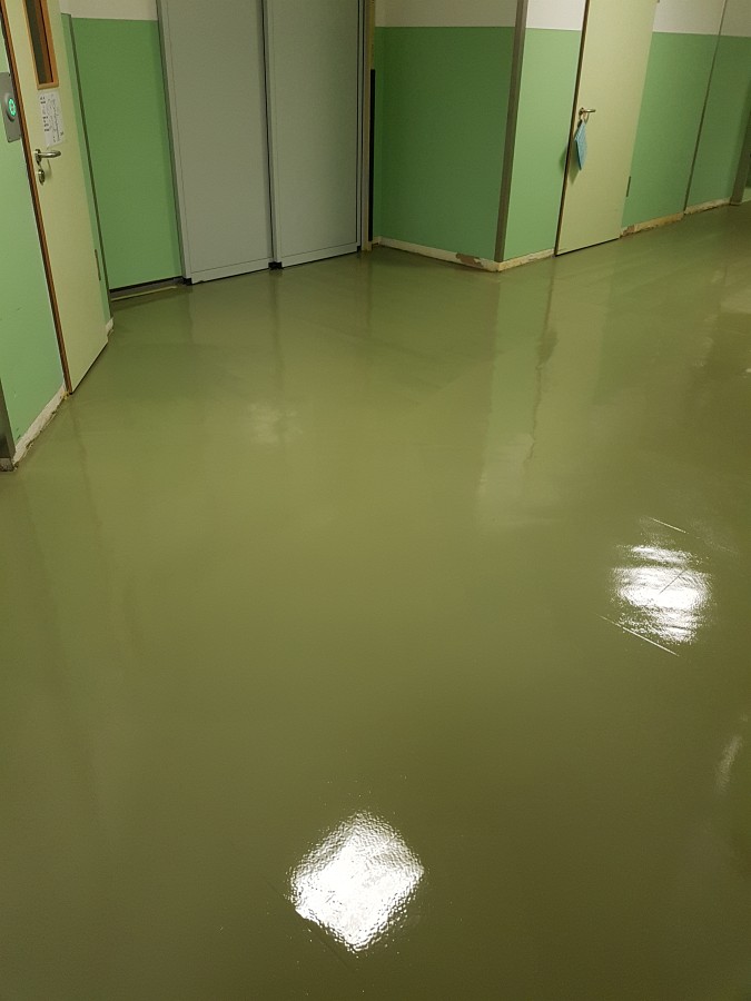 Untergrundvorbereitung und Grundierung für Industrieböden