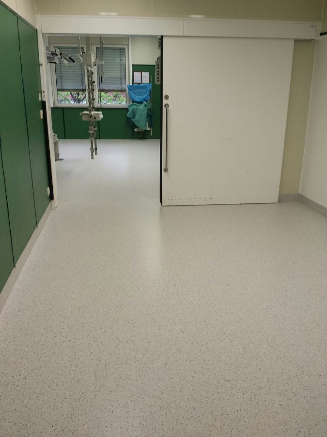 Detailansicht der hygienischen Bodenbeschaffenheit im sterilen Klinikbereich nach der Sanierung.
