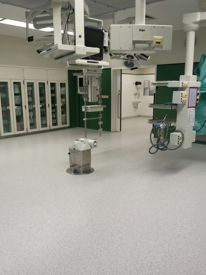 Fertiggestellter Herz-OP im Bergmannsheil Bochum mit leitfähigem Spezial-Bodenbelag und Medizintechnik.