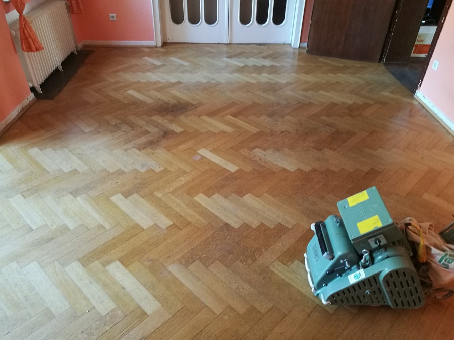 Historisches Eichenparkett geschliffen und neu mit hochstrapazierfähigem 2K Parkettlack versiegelt
