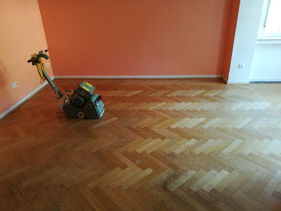 Historisches Eichenparkett geschliffen und neu mit hochstrapazierfähigem 2K Parkettlack versiegelt