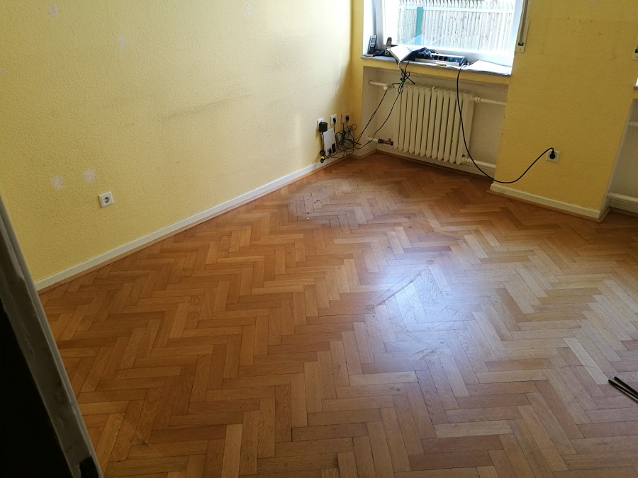 Historisches Eichenparkett geschliffen und neu mit hochstrapazierfähigem 2K Parkettlack versiegelt