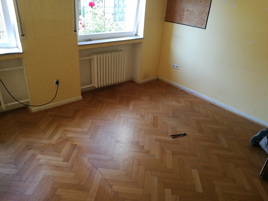 Historisches Eichenparkett geschliffen und neu mit hochstrapazierfähigem 2K Parkettlack versiegelt