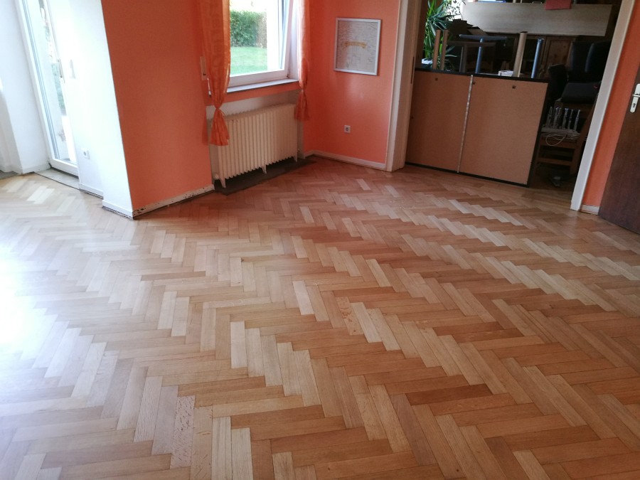 Historisches Eichenparkett geschliffen und neu mit hochstrapazierfähigem 2K Parkettlack versiegelt