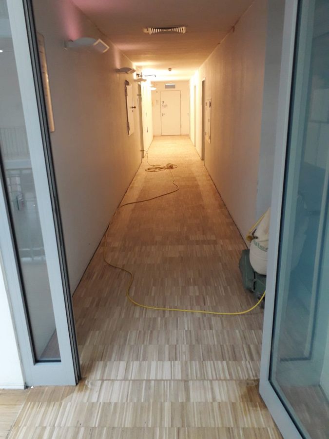 160 m² Eiche Hochkantlamelle im laufenden Betrieb geschliffen und mit extrem abriebfesten Parkettlack versiegelt.