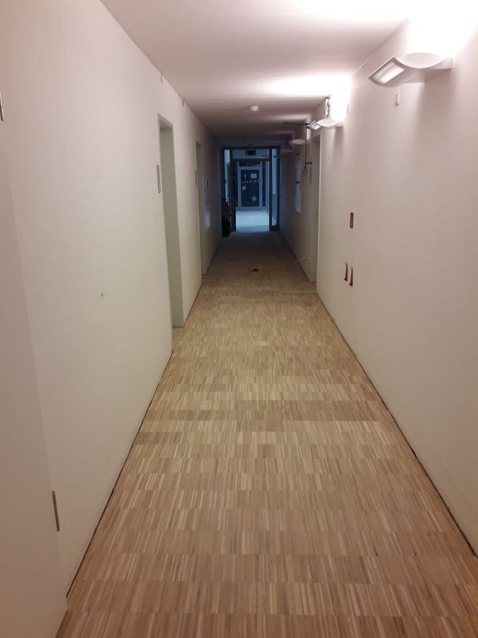 160 m² Eiche Hochkantlamelle im laufenden Betrieb geschliffen und mit extrem abriebfesten Parkettlack versiegelt.