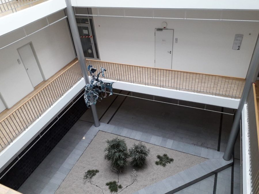 160 m² Eiche Hochkantlamelle im laufenden Betrieb geschliffen und mit extrem abriebfesten Parkettlack versiegelt.