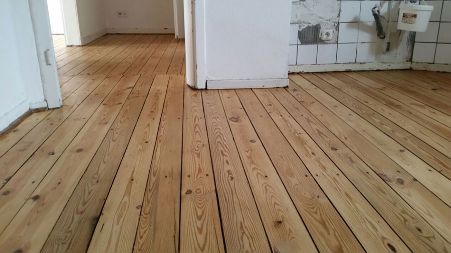 Professionelle Renovierung und Versiegelung von 50 Jahre alten Holzdielen in Bochum-Bild-01