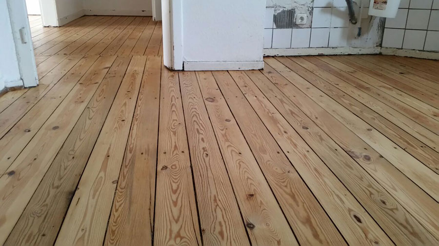 Professionelle Renovierung und Versiegelung von 50 Jahre alten Holzdielen in Bochum-Bild-02