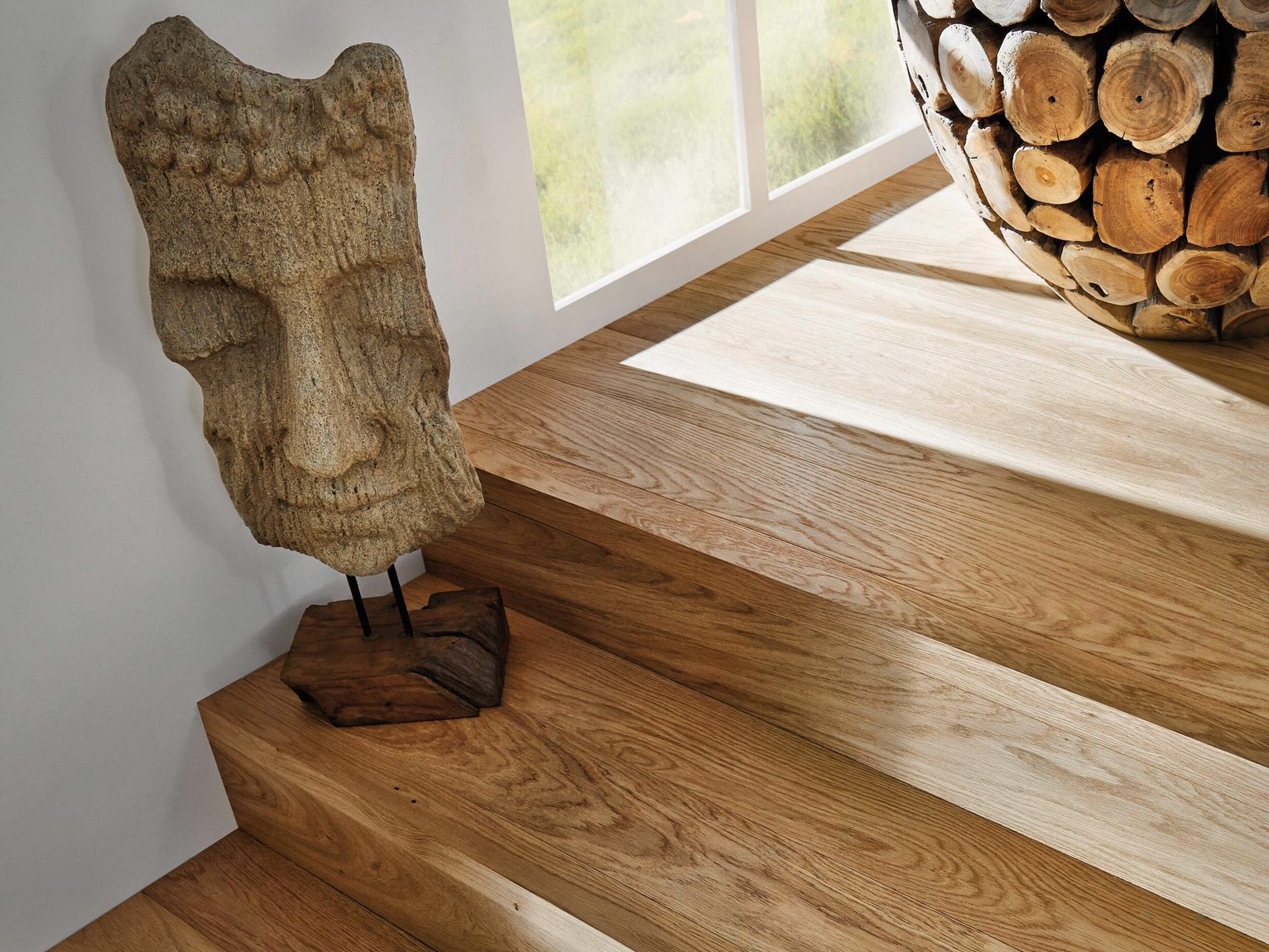 Maßgefertigte Holztreppe passend zum Boden