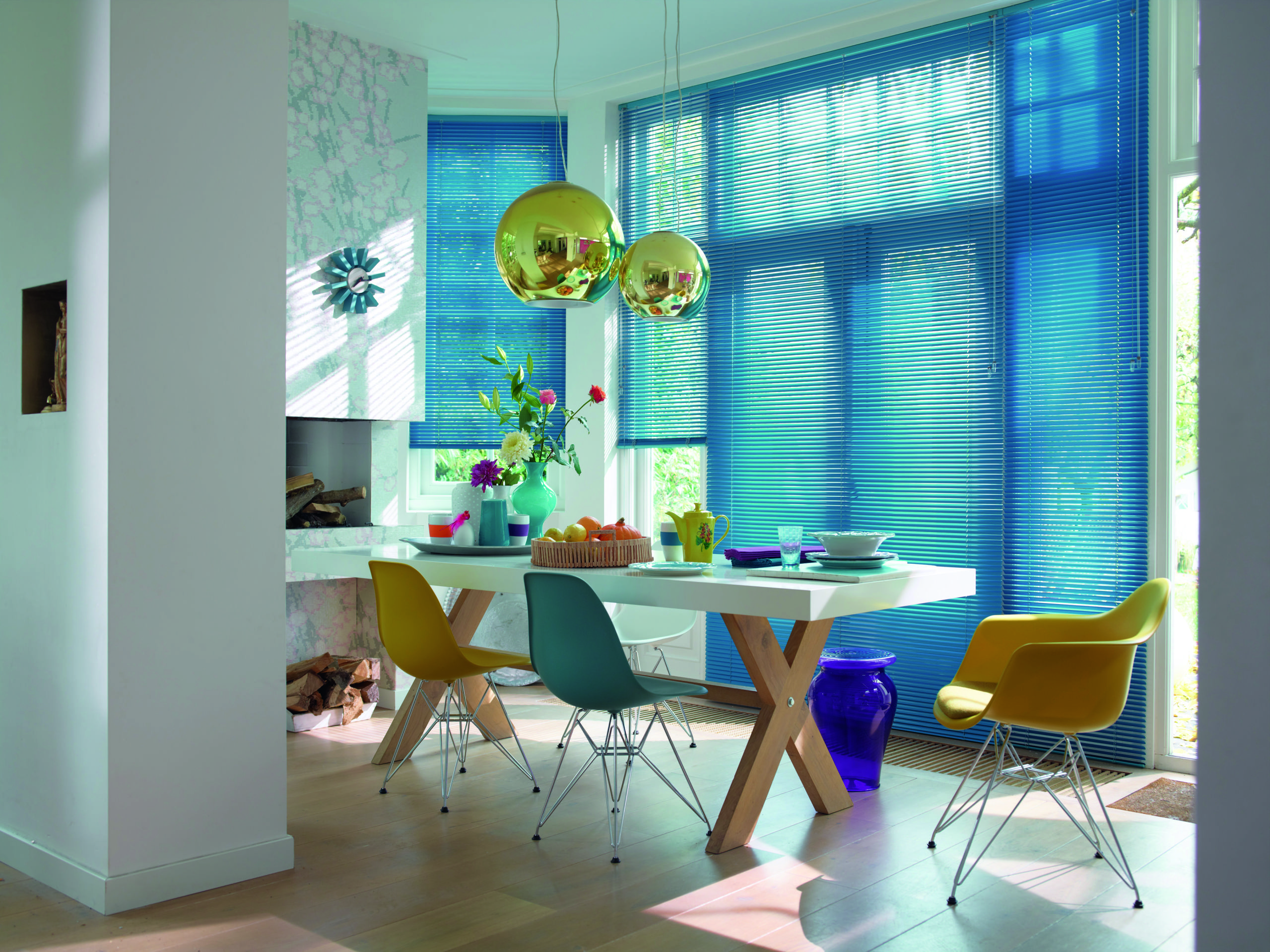 Blaue Jalousie im Essbereich