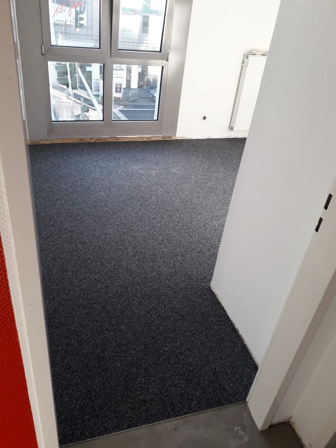 Kombination aus richtungsfreiem Kugelgarn-Teppich und Vinyl-Designbelag in Objektqualität-02