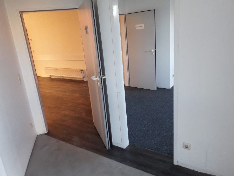 Kombination aus richtungsfreiem Kugelgarn-Teppich und Vinyl-Designbelag in Objektqualität-04