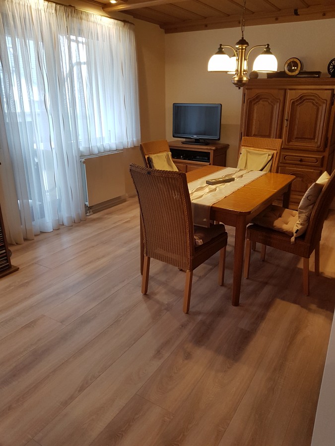 Nachhaltige Bodenlösung: Verlegung eines PVC-freien und ökologischen Designbelags-02