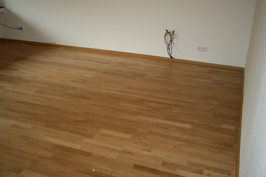 Renovierung einer Wohnung mit 3-Schicht Fertigparkett in Eiche Natur lackiert