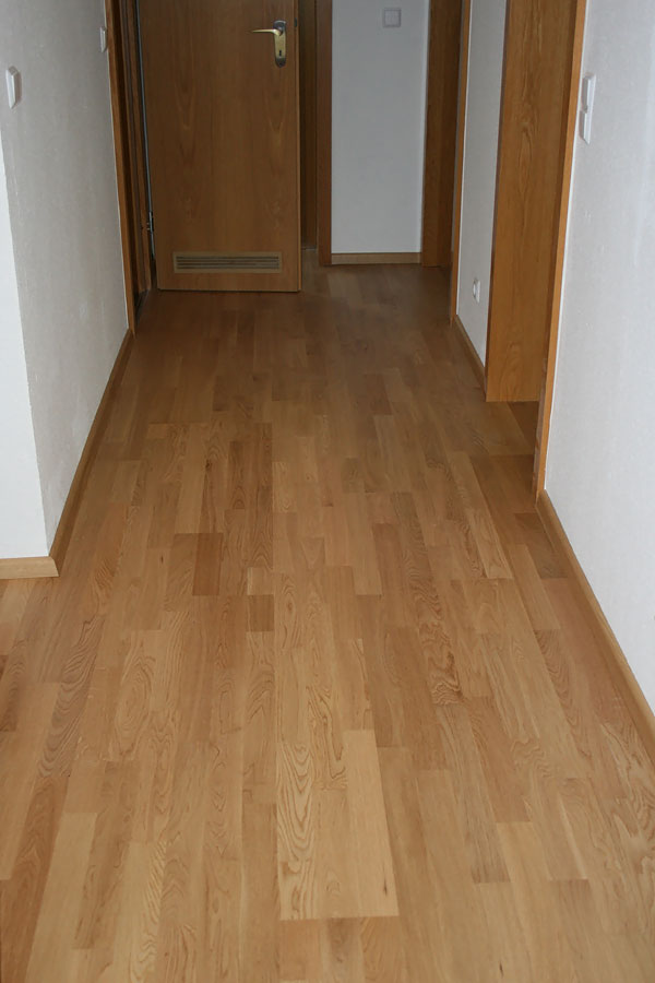 Renovierung einer Wohnung mit 3-Schicht Fertigparkett in Eiche Natur lackiert