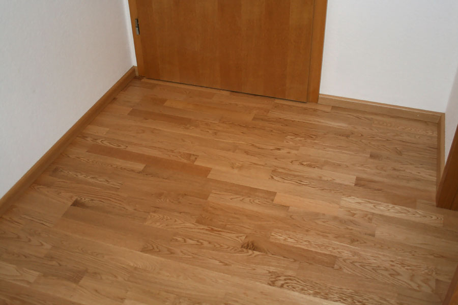 Renovierung einer Wohnung mit 3-Schicht Fertigparkett in Eiche Natur lackiert