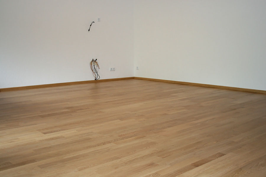 Renovierung einer Wohnung mit 3-Schicht Fertigparkett in Eiche Natur lackiert