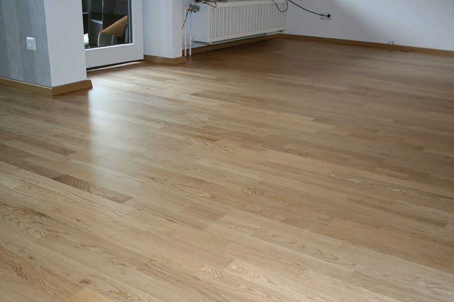 Renovierung einer Wohnung mit 3-Schicht Fertigparkett in Eiche Natur lackiert