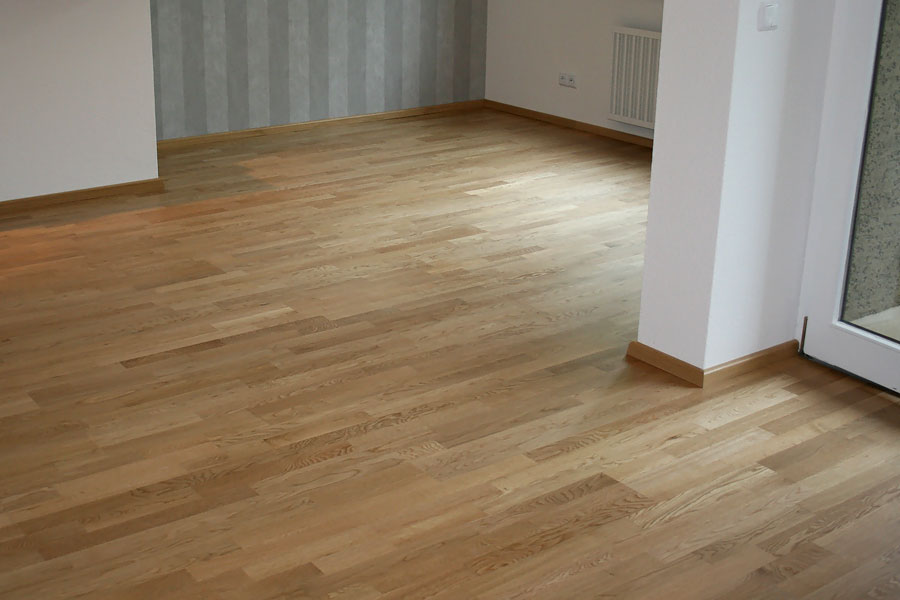 Renovierung einer Wohnung mit 3-Schicht Fertigparkett in Eiche Natur lackiert