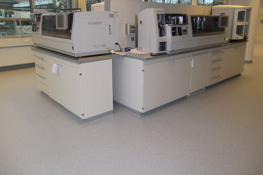 Spezialbereich Pathologie Bochum: Homogener PVC-Belag mit thermisch verschweißten Nähten für maximale Hygiene-04