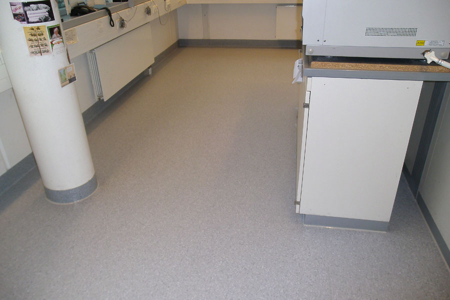 Spezialbereich Pathologie Bochum: Homogener PVC-Belag mit thermisch verschweißten Nähten für maximale Hygiene-05